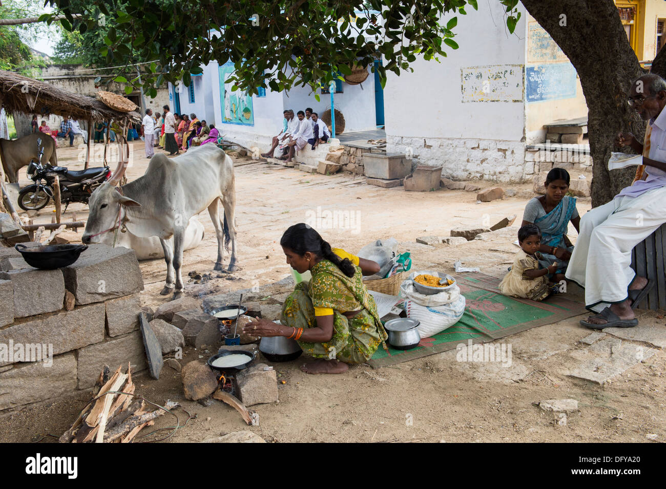 Indische Frau Kochen Dosa für Menschen auf der Straße in einem indischen Dorf. Andhra Pradesh, Indien Stockfoto