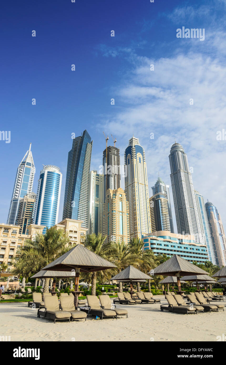 Der Dubai Marina Wolkenkratzer ragen über The Westin Dubai Mina Seyahi Beach Resort Hotel, Dubai, Vereinigte Arabische Emirate Stockfoto