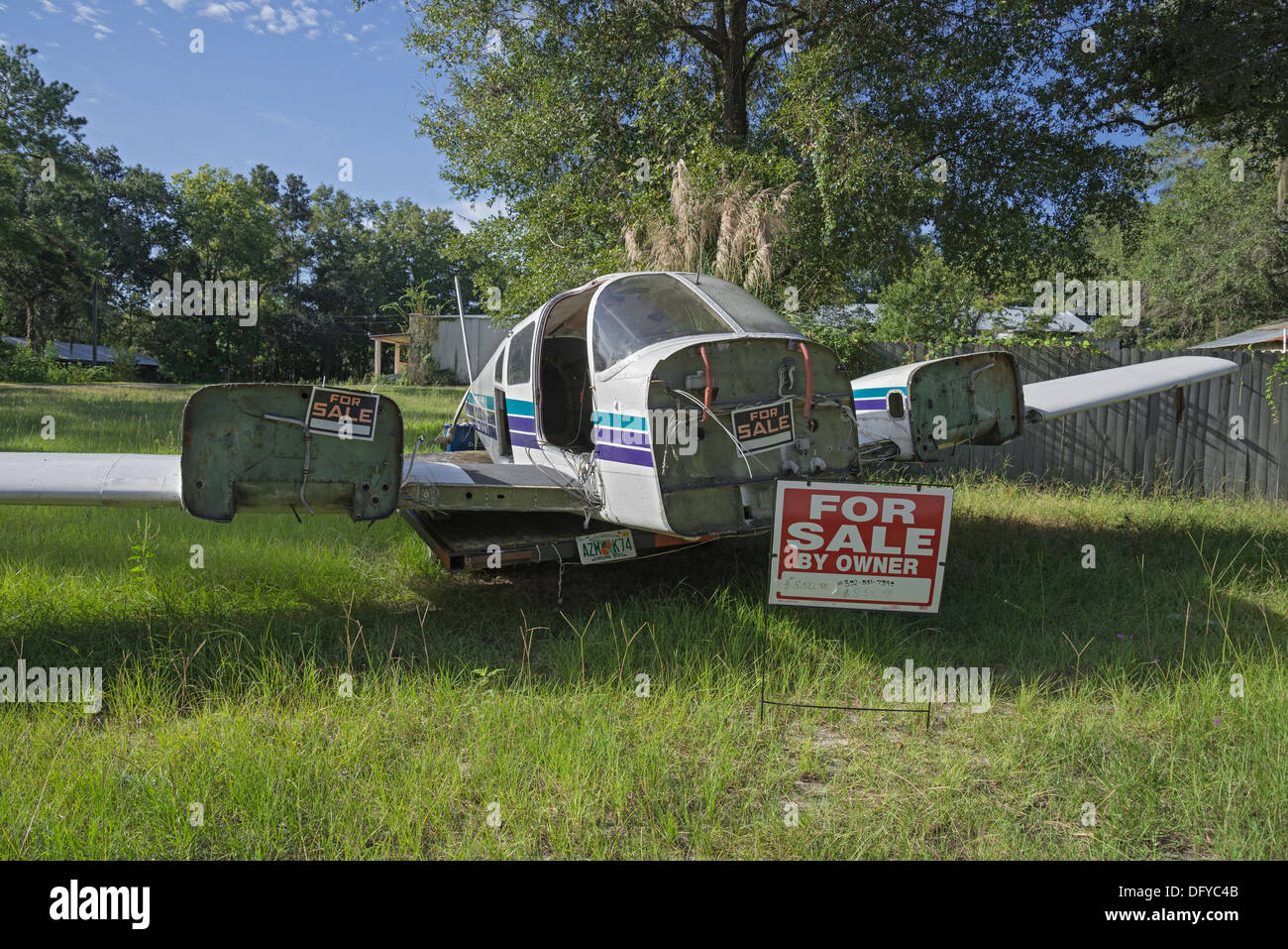 Ein paar Teile fehlen Flugzeug steht zum Verkauf in Kleinstadt in North Florida. Stockfoto