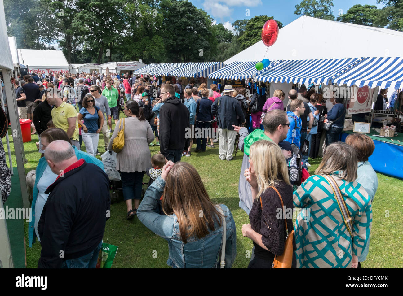 Feinschmecker-Festival, Inverleith Park, Edinburgh, Schottland, jährliche Veranstaltung, August 2013. Menschen in der Sonne entspannen. Stockfoto