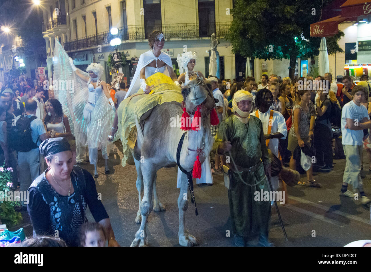 Performer auf einem Kamel in Avignon während Theaterfestival 13. Juli, Provence, Frankreich Stockfoto