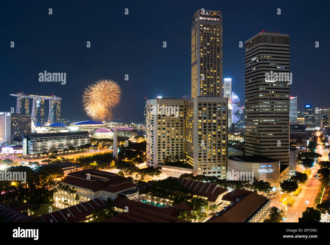 Singapur-Wolkenkratzer und Feuerwerk Stockfoto