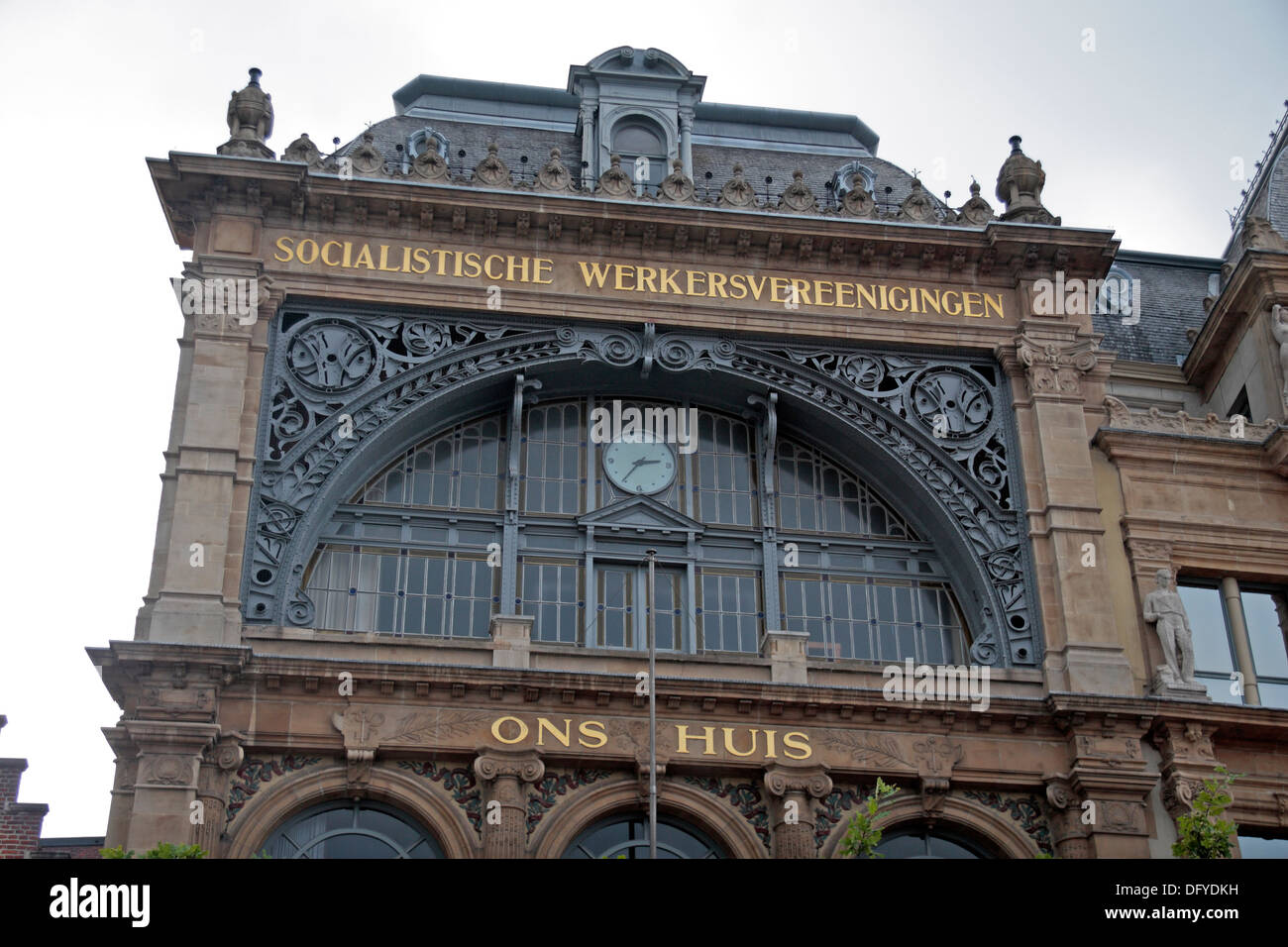 Details zur Ons Huis (Our House) ein Art-Deco-Gebäude aus dem Jahr 1899 in historischen Gent (Gent), Ost-Flandern, Belgien. Stockfoto