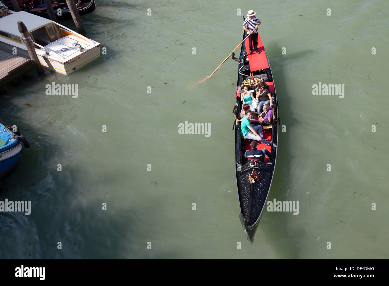 High-Angle Shot auf einer Gondel aus dem Blickwinkel der Rialto-Brücke (Venedig). Vue de Plongée Sur Une Gondeln À Venise. Stockfoto