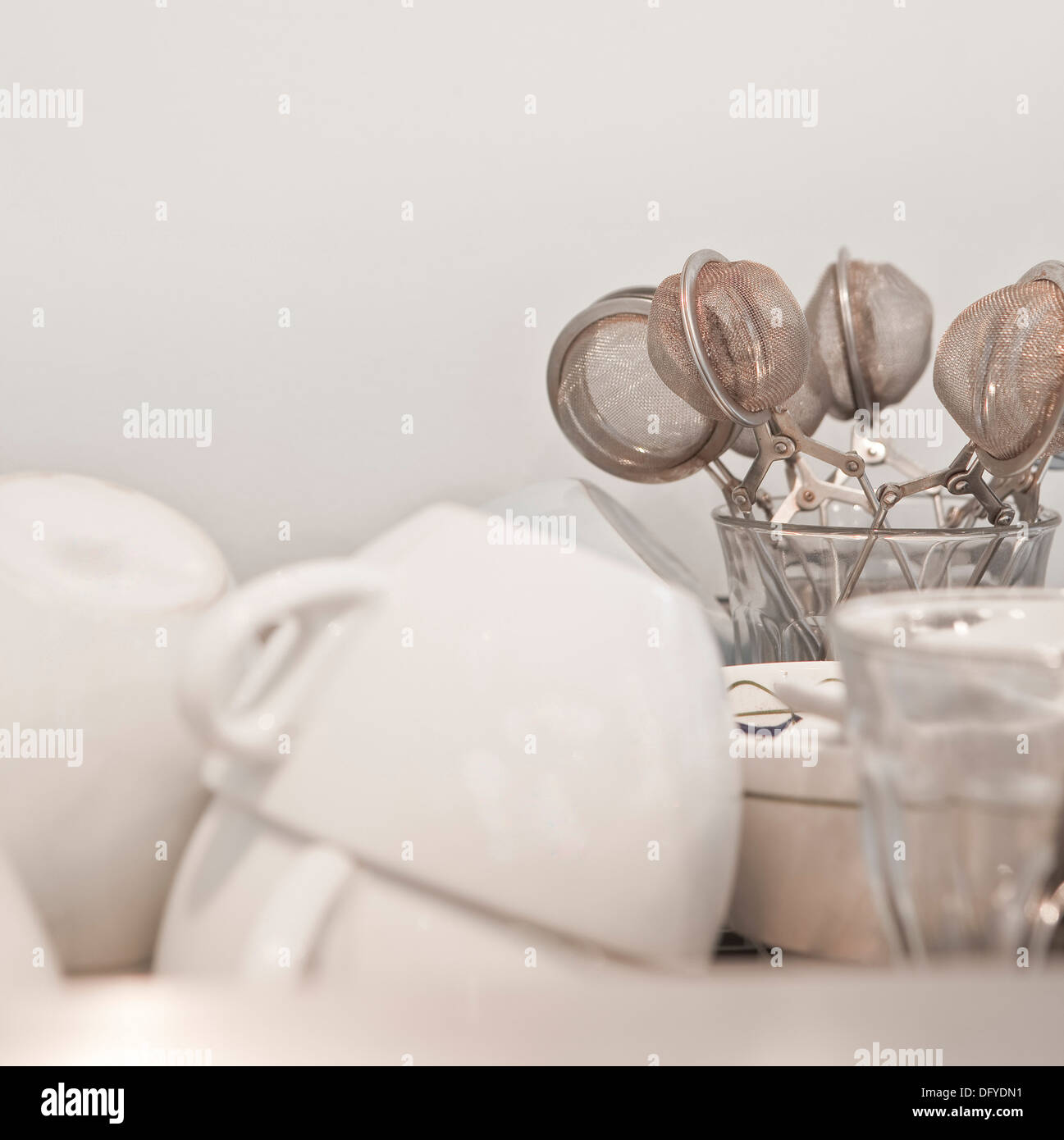 Geschirr gestapelt in einem café Stockfoto