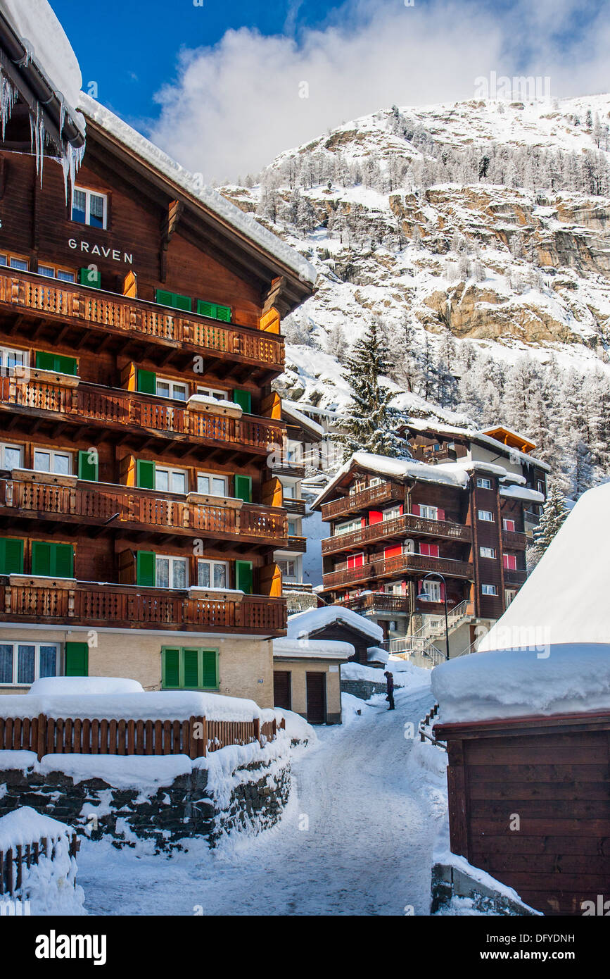 Verschneite Gasse in Zermatt, Schweiz Stockfoto