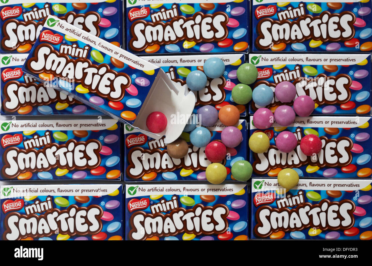 Boxen von Leckerbissen Größe Nestle Mini Smarties mit Box rückgängig gemacht werden, um Inhalt anzuzeigen Stockfoto