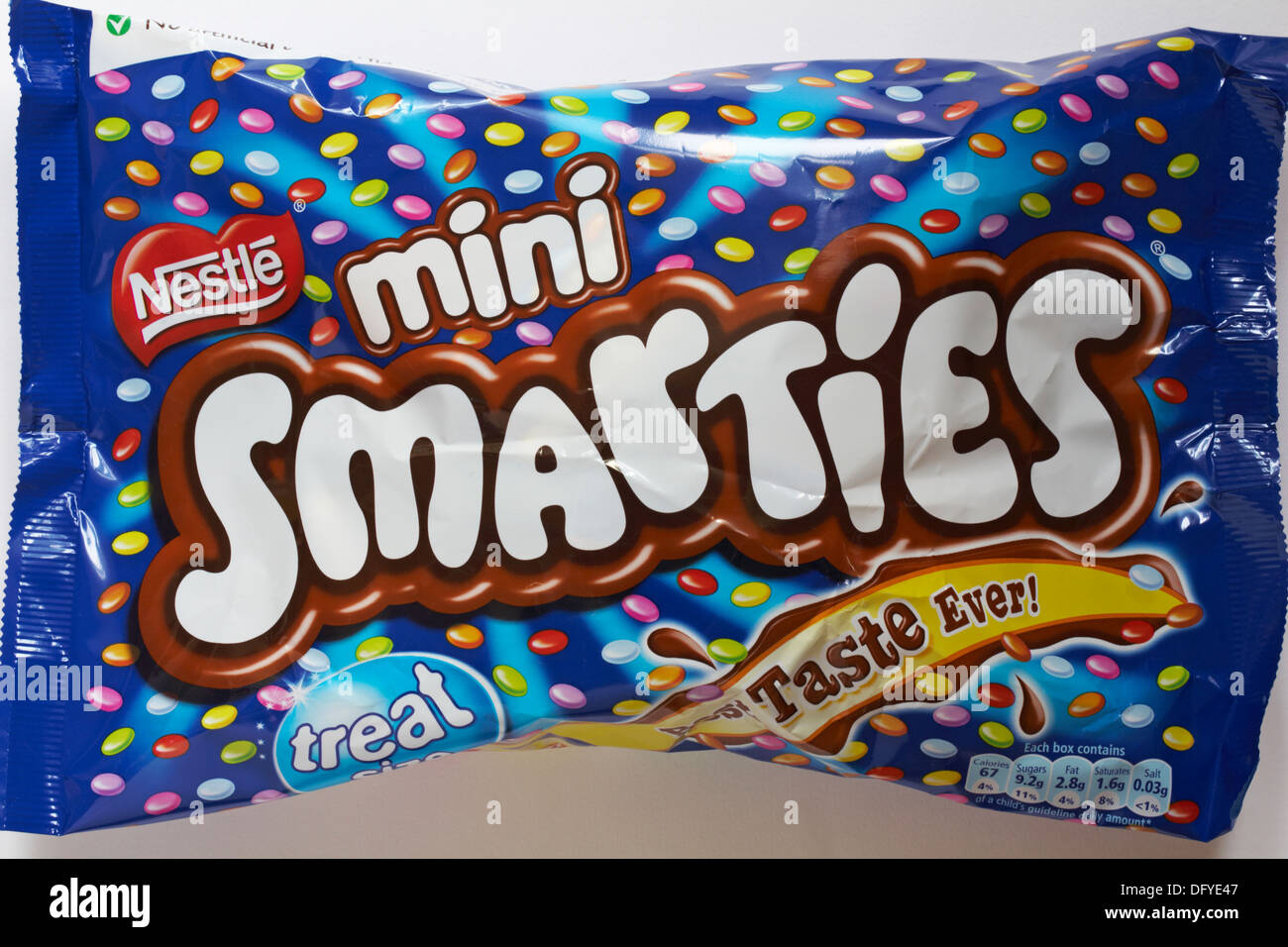 Mehrpack von behandeln Größe Nestle Mini Smarties auf weißem Hintergrund Stockfoto
