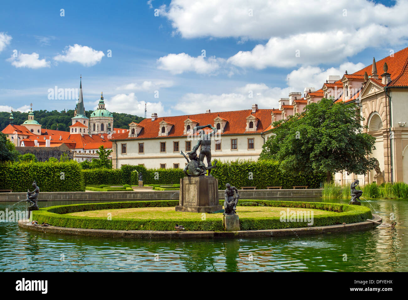 Waldstein Schlossgarten (Valdstejnska Zahrada) und Gebäude der Senat der Tschechischen Republik in Prag Stockfoto