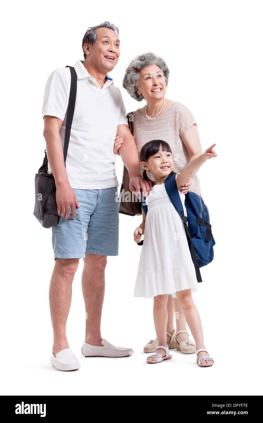 Freudige Großeltern und Enkelin betrachten Stockfoto