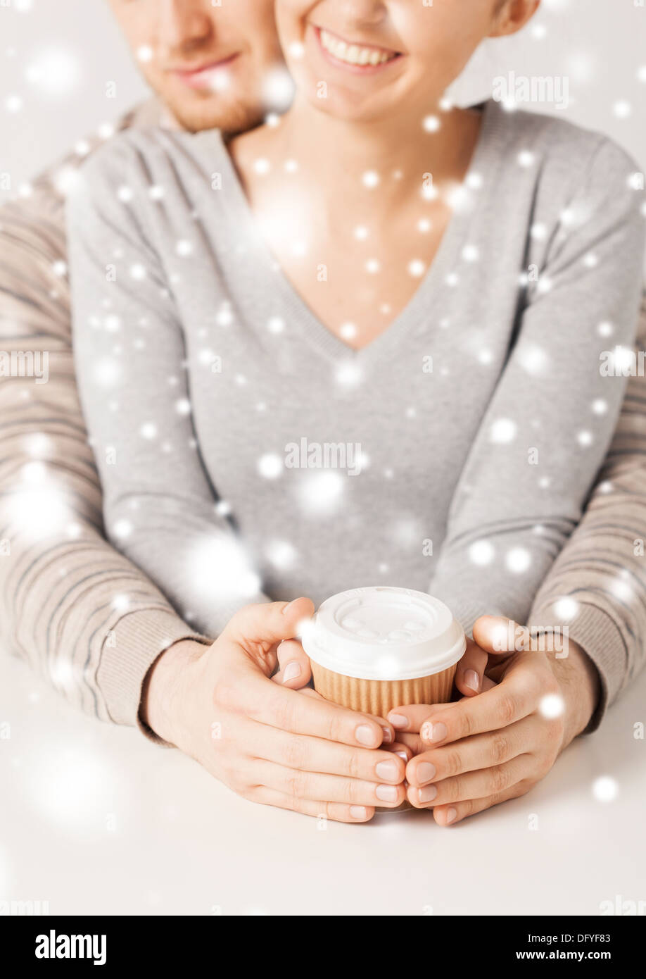 Frau und Mann mit wegnehmen Kaffeetasse Stockfoto