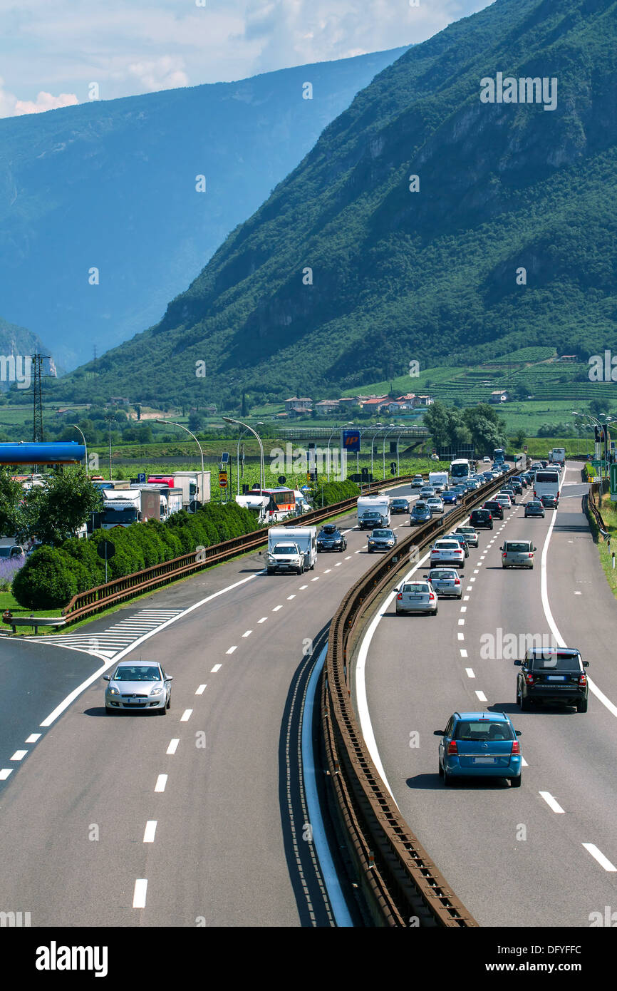 Italien - 7 Juli: Geladenen Autos fahren auf der Autobahn während der Sommerferien am 7. Juli 2013 in italienischen Alpen. Stockfoto