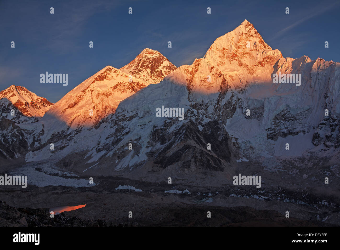 Mount Everest (8848 m) und Peak Nuptse (7861 m) auf den Sonnenuntergang. Nepal, Himalaya. Stockfoto