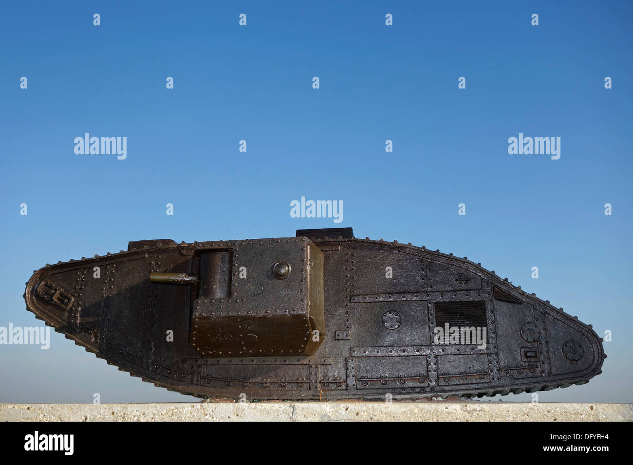 Modell WWI britische Mark V Tank in Tank Corps Memorial, ersten Weltkrieg ein Denkmal bei Pozières, Schlacht an der Somme, Frankreich Stockfoto