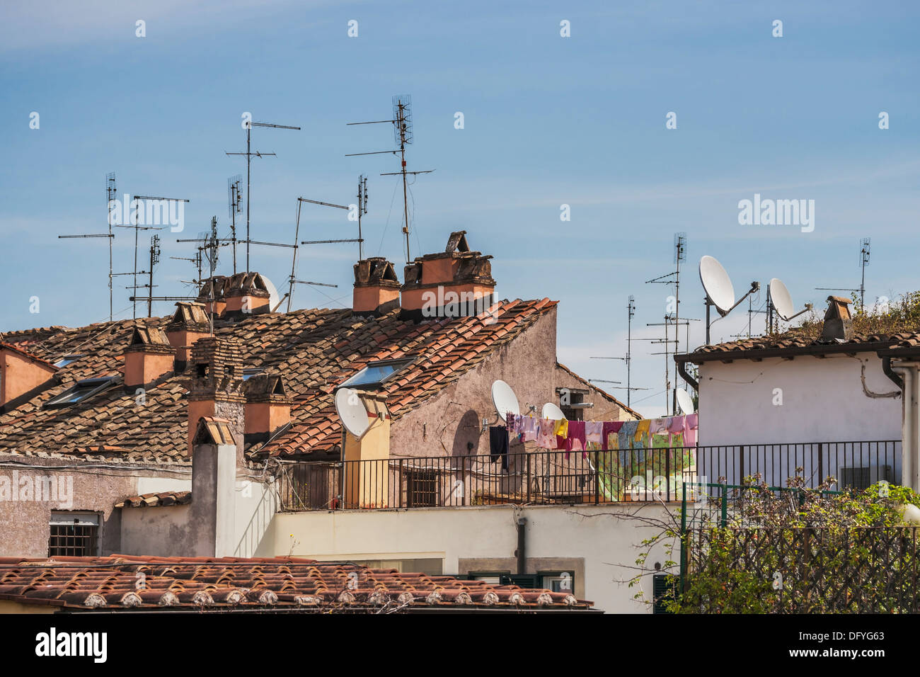 TV-Antennen auf den Dächern der alten Stadt von Rom, Latium, Italien, Europa Stockfoto