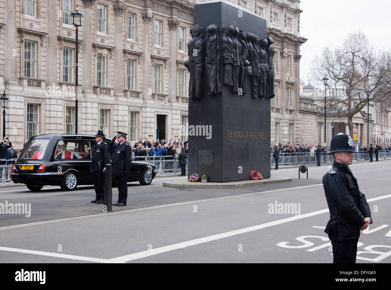 1. weibliche PM übergibt Downing Street letztes Mal Lady Thatcher Blume und Fahne drapiert Sarg hinter dem Eingang gefahren wurde Stockfoto