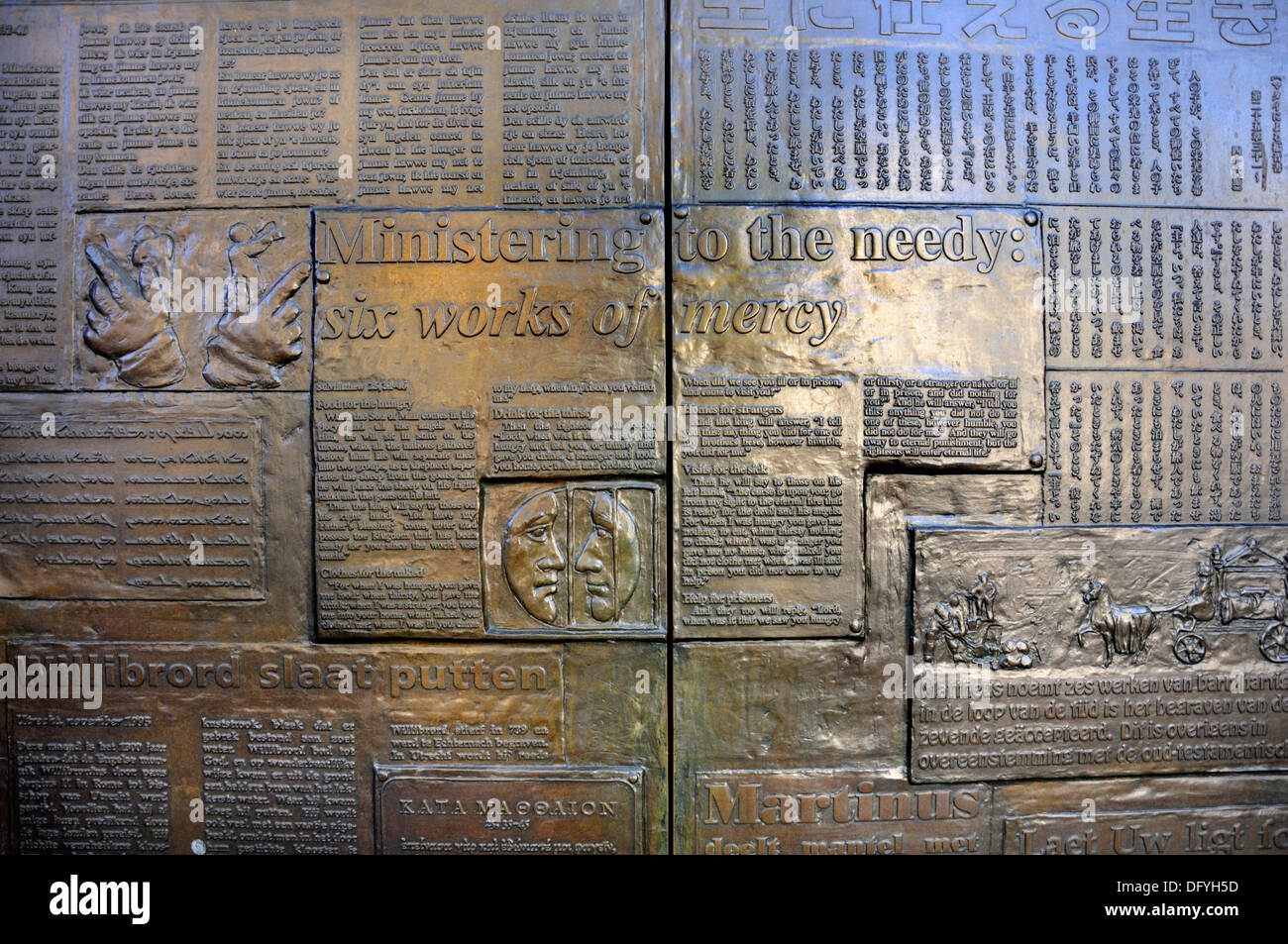 Utrecht, Niederlande. Domkerk / Kathedrale. Wichtigsten Bronzetüren mit Reproduktionen von internationalen Zeitungsartikel Stockfoto