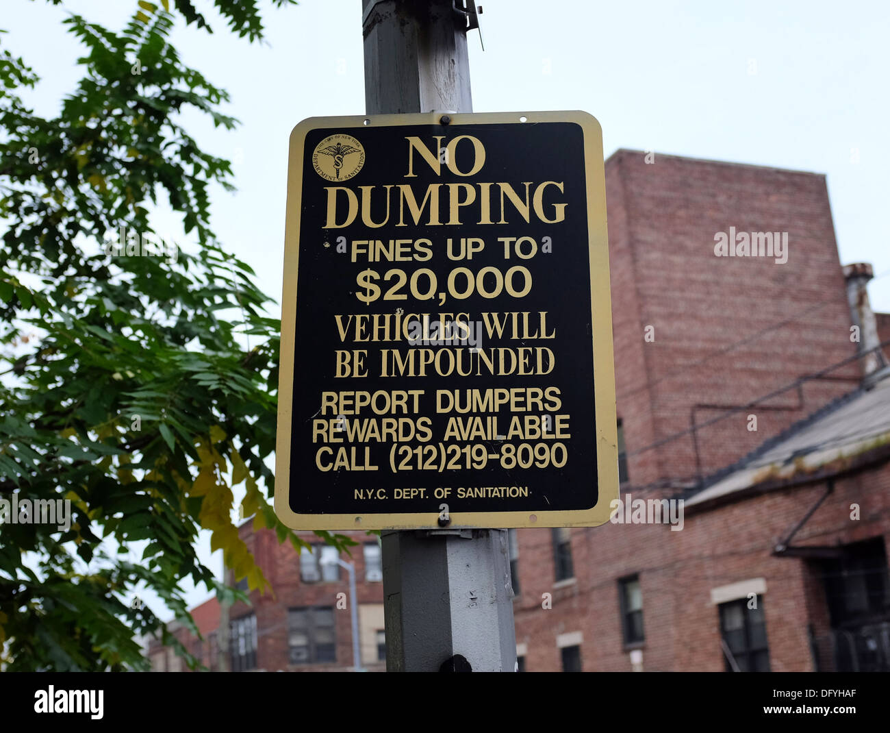New York Department of Sanitation "No Dumping" Zeichen, Brooklyn, New York Stockfoto