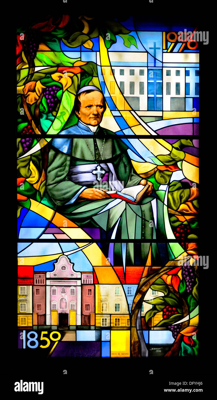 Stajerska Maribor, Slowenien. Kathedrale (Stolna cerkev - 15 thC, Gothic) Glasfenster. Anton Martin Slomšek (1800-1862) Bischof Stockfoto