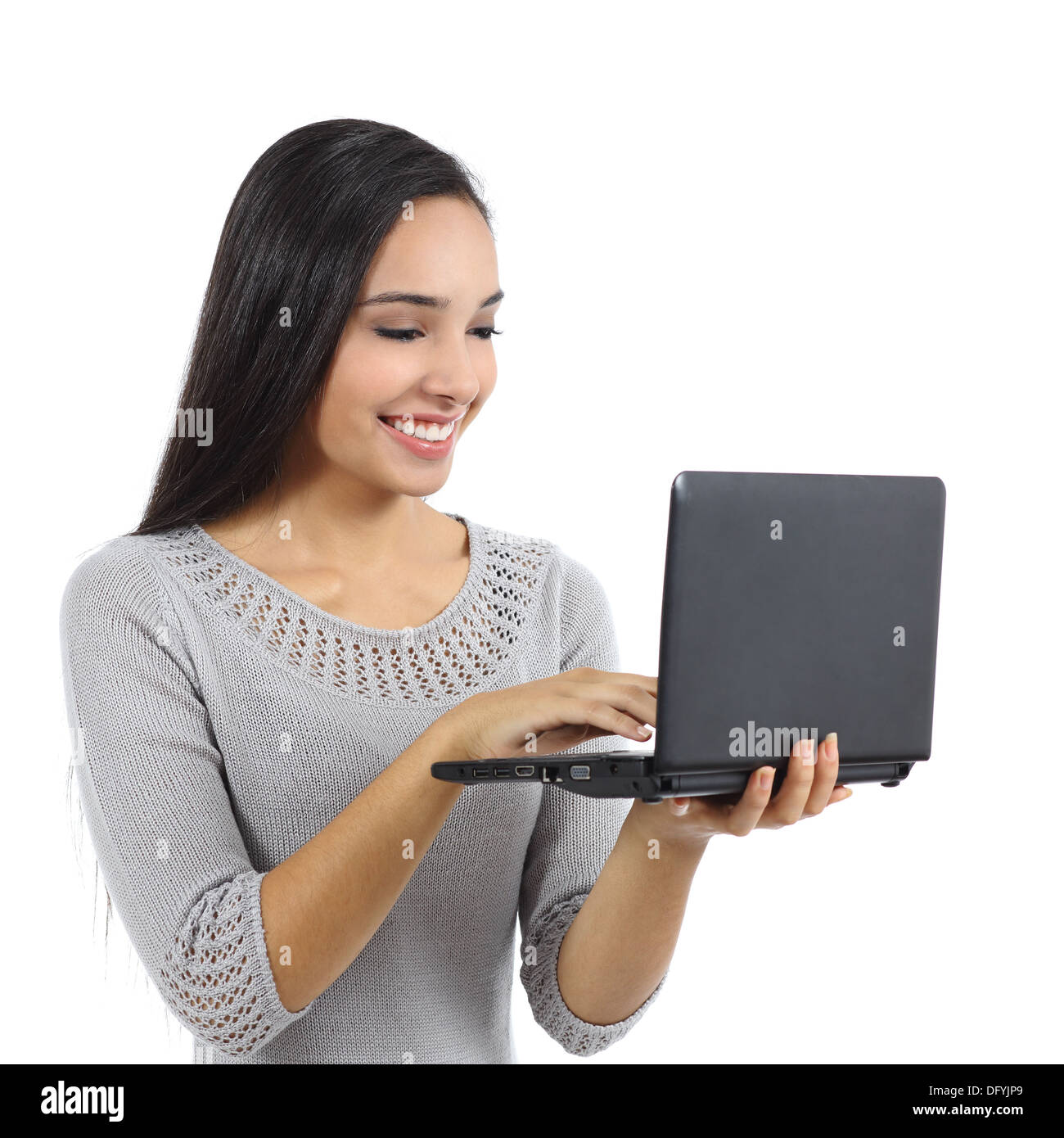 Schöne Frau Surfen auf einem Notebookcomputer isoliert auf weißem Hintergrund Stockfoto