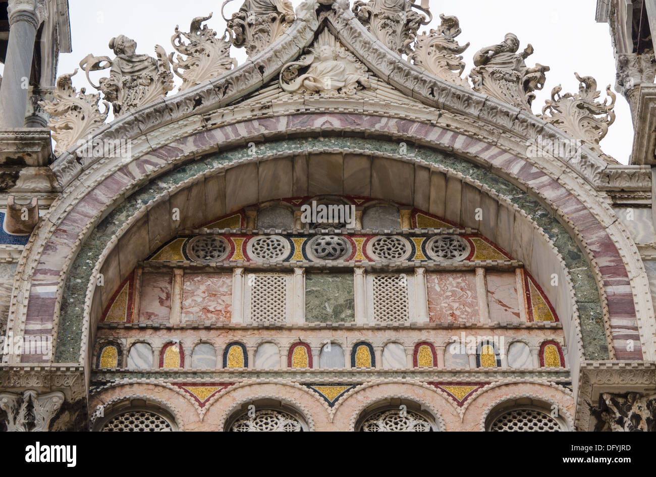 Eastern inspiriert maurische Bögen an der Fassade der Markuskirche, Basilika San Marco in Venedig Stockfoto