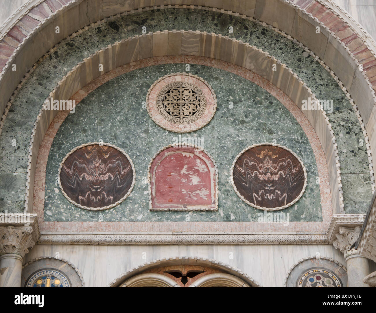 Eastern inspiriert maurische Bögen an der Fassade der Markuskirche, Basilika San Marco in Venedig Stockfoto