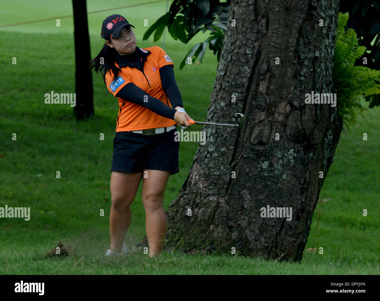 Kuala Lumpur, Malaysia. 10. Oktober 2013. Moriya Jutanugarn von Thailand schlägt den Ball aus dem Rough am 3. Loch während der LPGA Sime Darby von Kuala Lumpur Golf and Country Club. Bildnachweis: Aktion Plus Sport/Alamy Live-Nachrichten Stockfoto