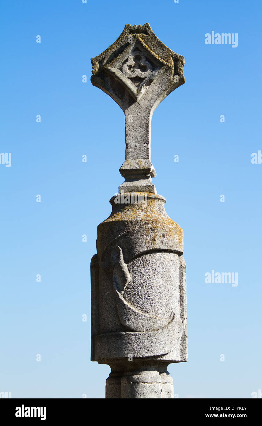 Mittelalterliches Steinkreuz auf blauen Himmel Stockfoto