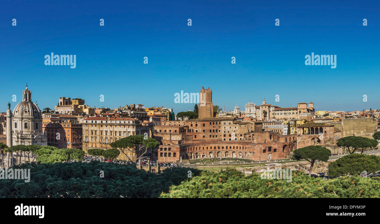 Blick auf Trajan Forum, die Kirche der heiligsten Namen von Maria und Trajans Spalte, Rom, Latium, Italien, Europa Stockfoto
