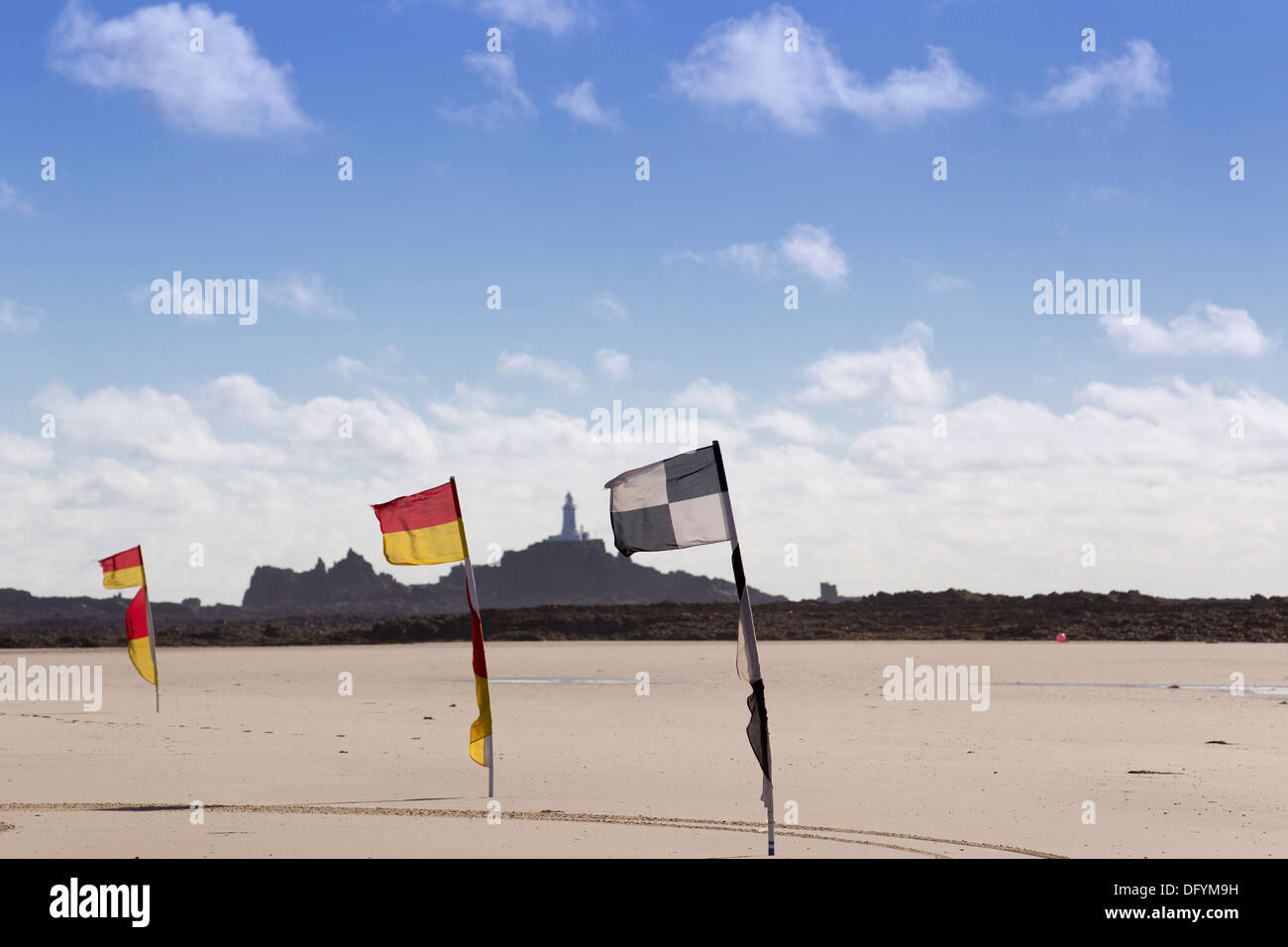 RNLI Rettungsschwimmer auf St Ouen Strand Jersey & Corbiere Leuchtturm La Corbiere Kanalinseln Stockfoto