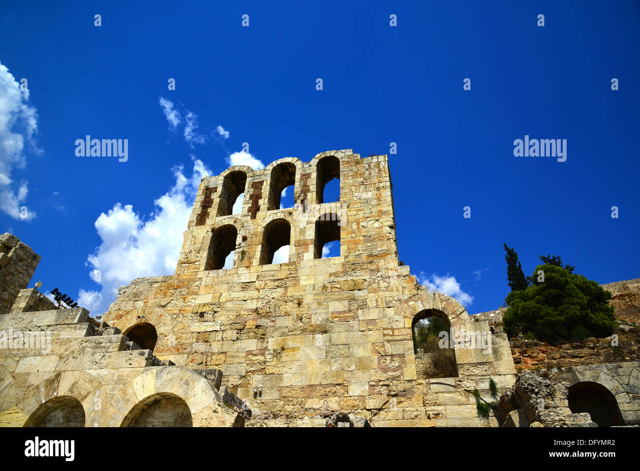 Antike römische Theater in Athen Griechenland, unter dem heiligen Felsen der Akropolis Stockfoto