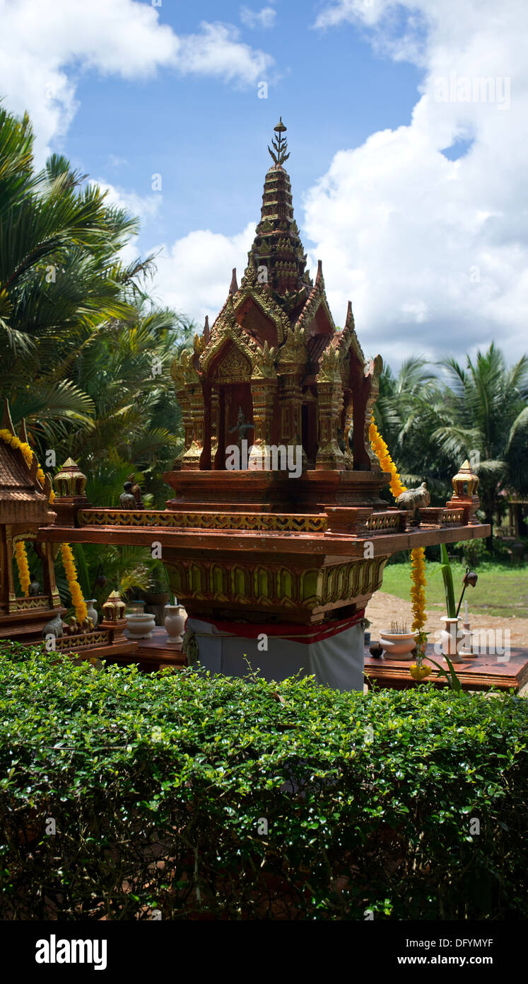 Spirit-House befindet sich im ländlichen Thailand. Stockfoto