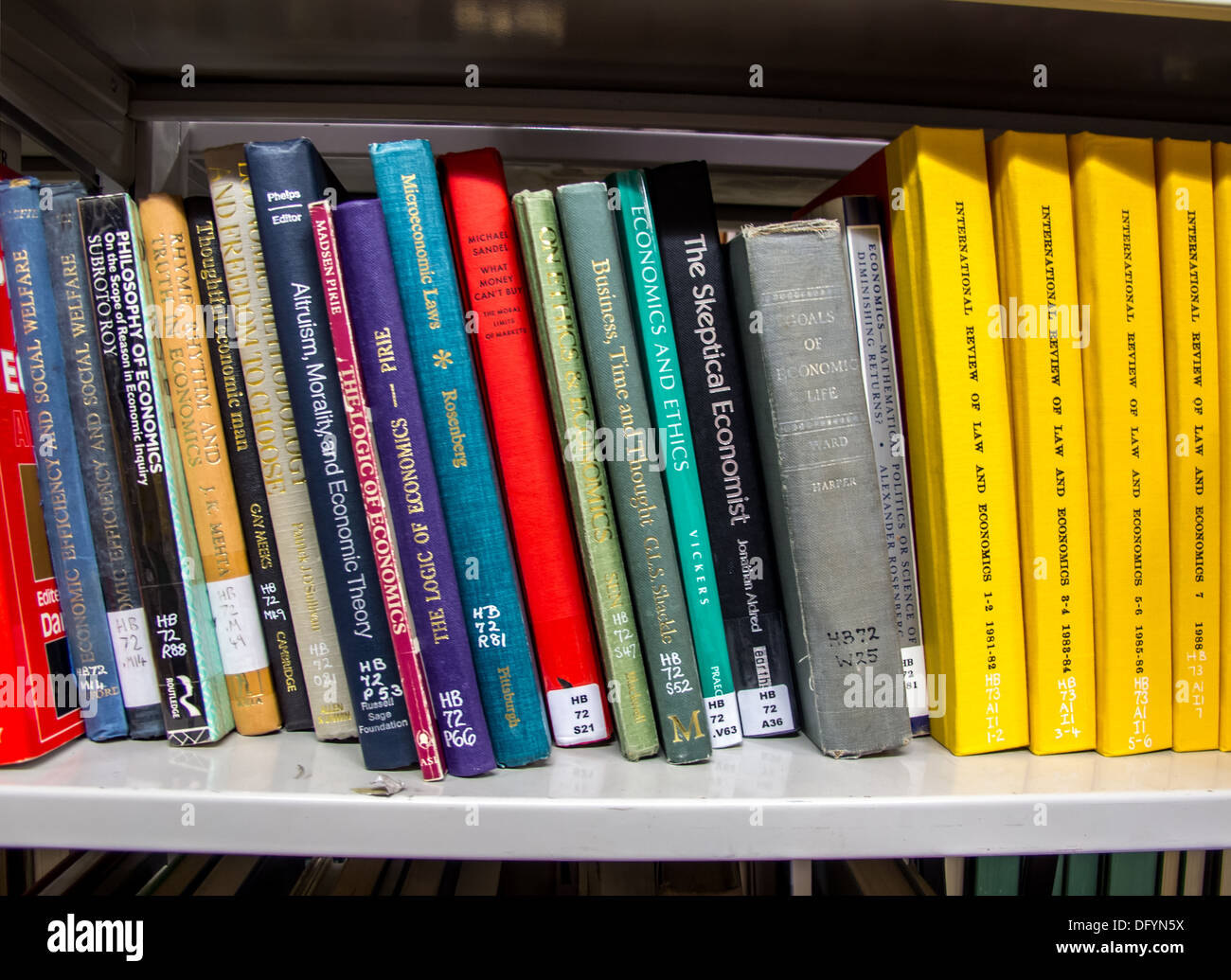 Bibliotheksbücher in den Regalen Stockfoto