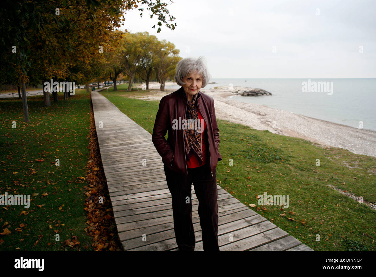 Godrich, Ontario, Kanada. 23. Oktober 2006. Foto - kanadische Schriftstellerin ALICE MUNRO, 82, ist der erste kanadisches Schriftsteller den Nobelpreis für Literatur zu gewinnen. Auf die Nachricht, sagt ein "erfreut" Munro, sie wusste, sie war im Rennen um den Preis, aber nie gedacht, dass sie gewinnen würde. Der 82 Jahre alte Schriftsteller hieß heute als 110. Nobelpreisträger für Literatur und die einzige die 13. Frau, die Auszeichnung erhalten. Ein Beamter an der schwedischen Akademie, die Nobel Literatur-Sieger auswählt, Munro genannt ein "Meister der modernen Kurzgeschichte." Bildnachweis: ZUMA Press, Inc./Alamy Live-Nachrichten Stockfoto