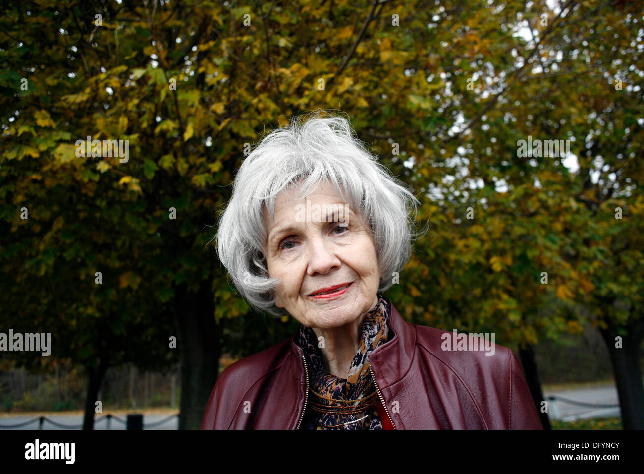 Godrich, Ontario, Kanada. 23. Oktober 2006. Foto - kanadische Schriftstellerin ALICE MUNRO, 82, ist der erste kanadisches Schriftsteller den Nobelpreis für Literatur zu gewinnen. Auf die Nachricht, sagt ein "erfreut" Munro, sie wusste, sie war im Rennen um den Preis, aber nie gedacht, dass sie gewinnen würde. Der 82 Jahre alte Schriftsteller hieß heute als 110. Nobelpreisträger für Literatur und die einzige die 13. Frau, die Auszeichnung erhalten. Ein Beamter an der schwedischen Akademie, die Nobel Literatur-Sieger auswählt, Munro genannt ein "Meister der modernen Kurzgeschichte." Bildnachweis: ZUMA Press, Inc./Alamy Live-Nachrichten Stockfoto