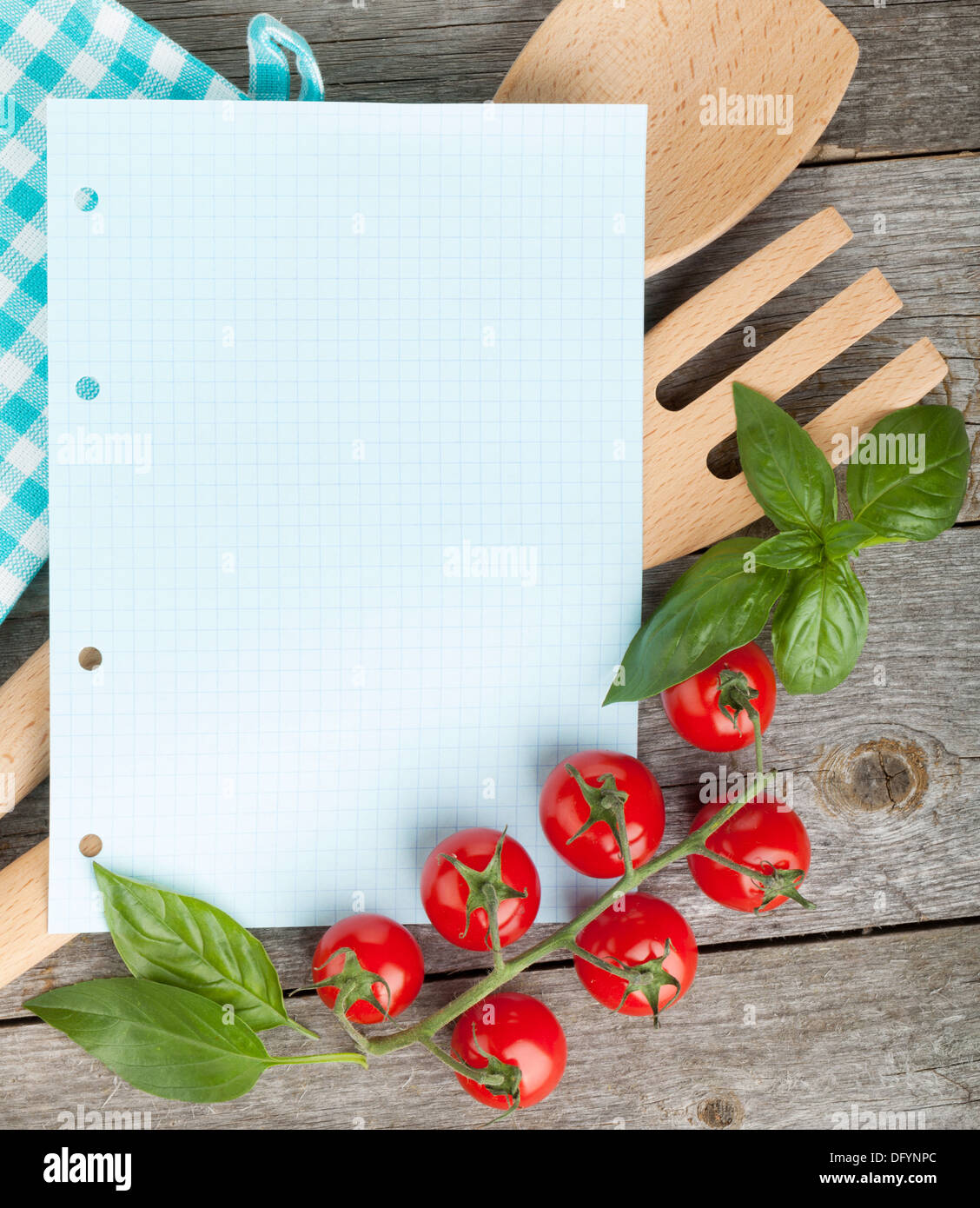 Leere Notizblatt Papier für Ihre Rezepte mit Tomaten und Basilikum auf Holztisch Stockfoto