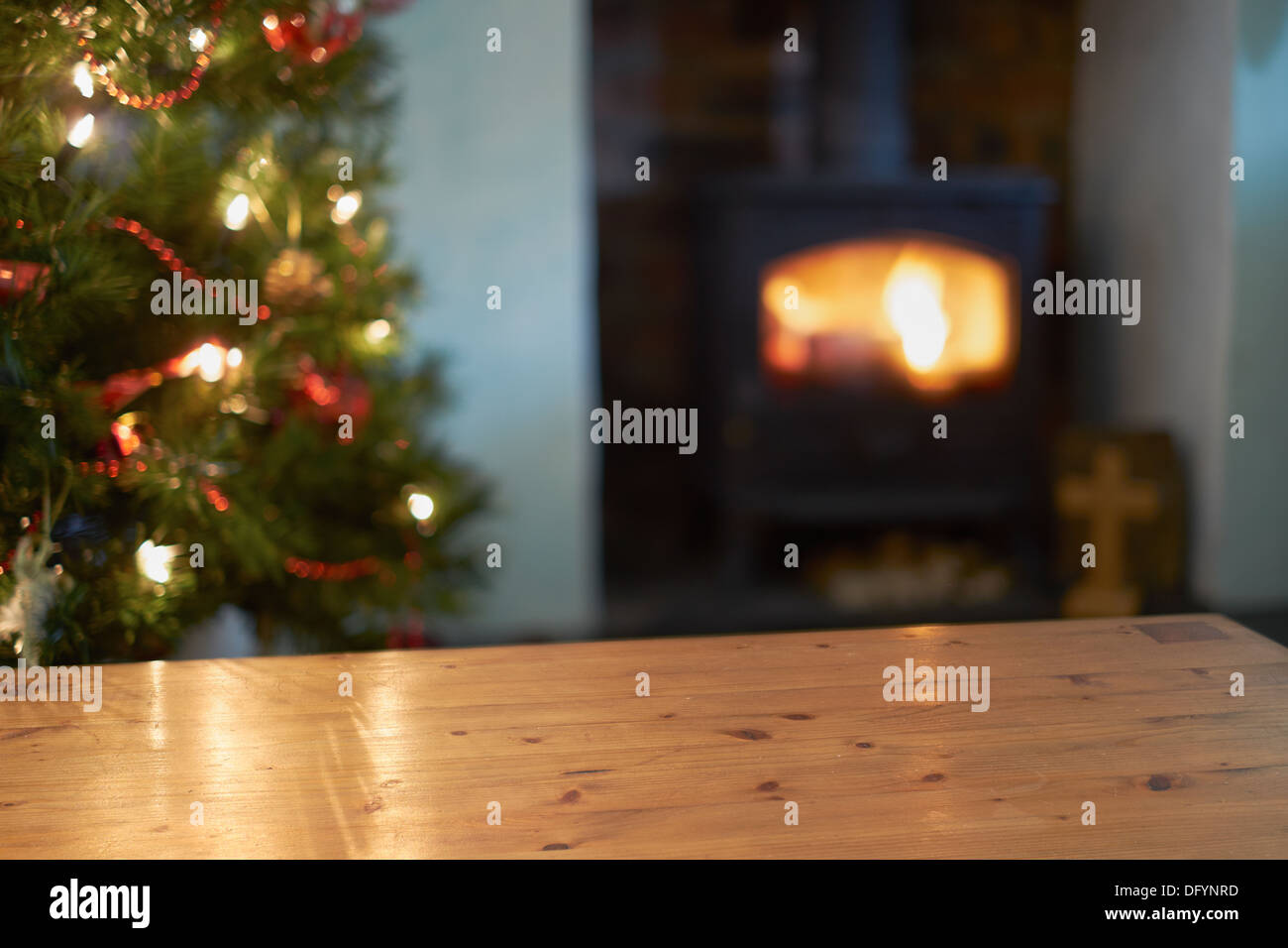 Ein Weihnachtsbaum Szenenhintergrund mit einem brennenden Feuer und im Fokus-Tabelle. Stockfoto