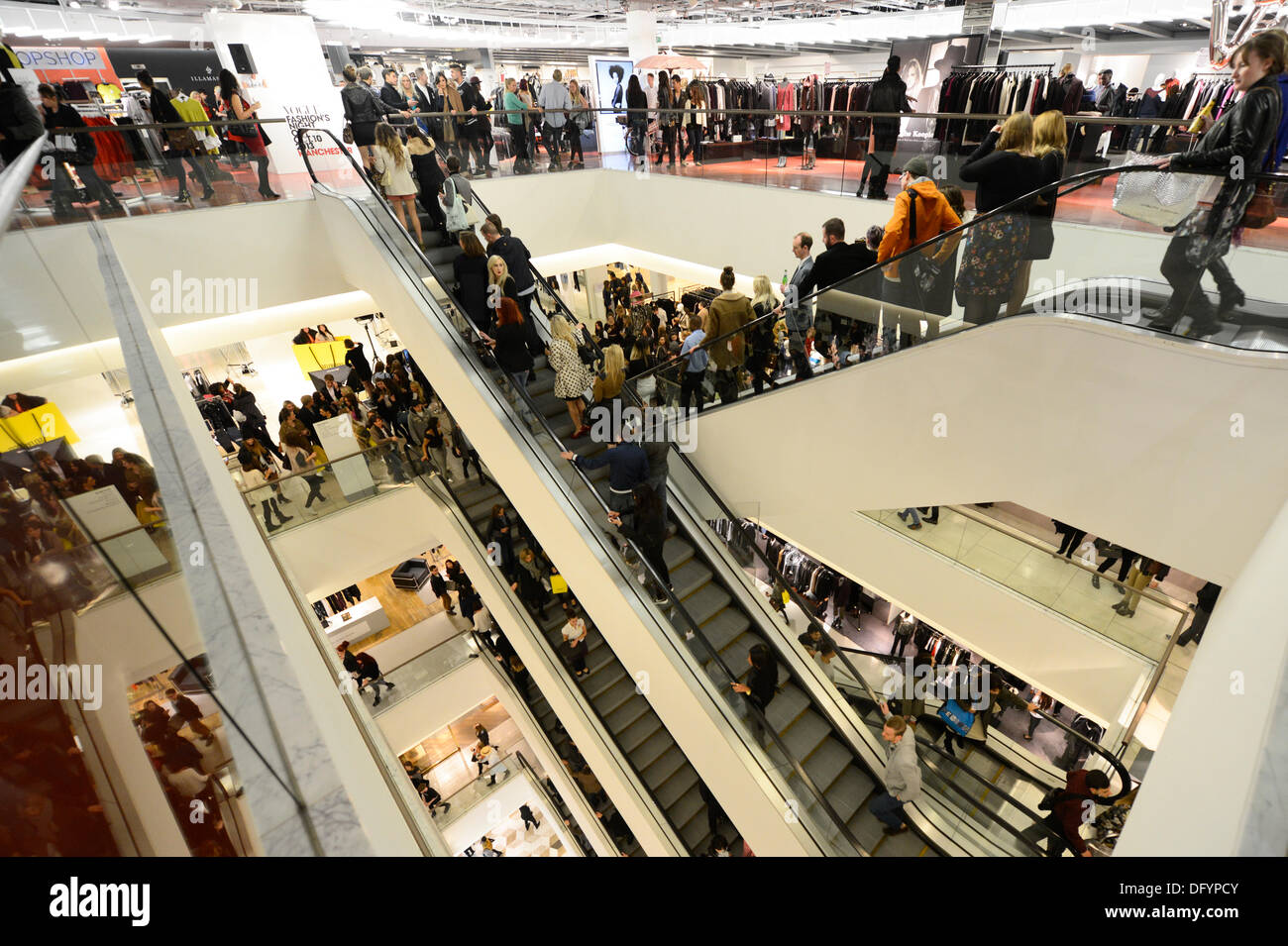 Manchester, UK. 10. Oktober 2013. Shopper-strömen in das Selfridges speichern im Stadtzentrum von Manchester, als Teil der 2013 Vogue Fashion Night Out Veranstaltung zur Unterstützung der karitativen Einrichtungen, Save the Children und Dress for Success. Über 150 Händler statt shopping-Events, Märkte und Musik im Zentrum Stadt. Bildnachweis: Russell Hart/Alamy Live-Nachrichten. Stockfoto