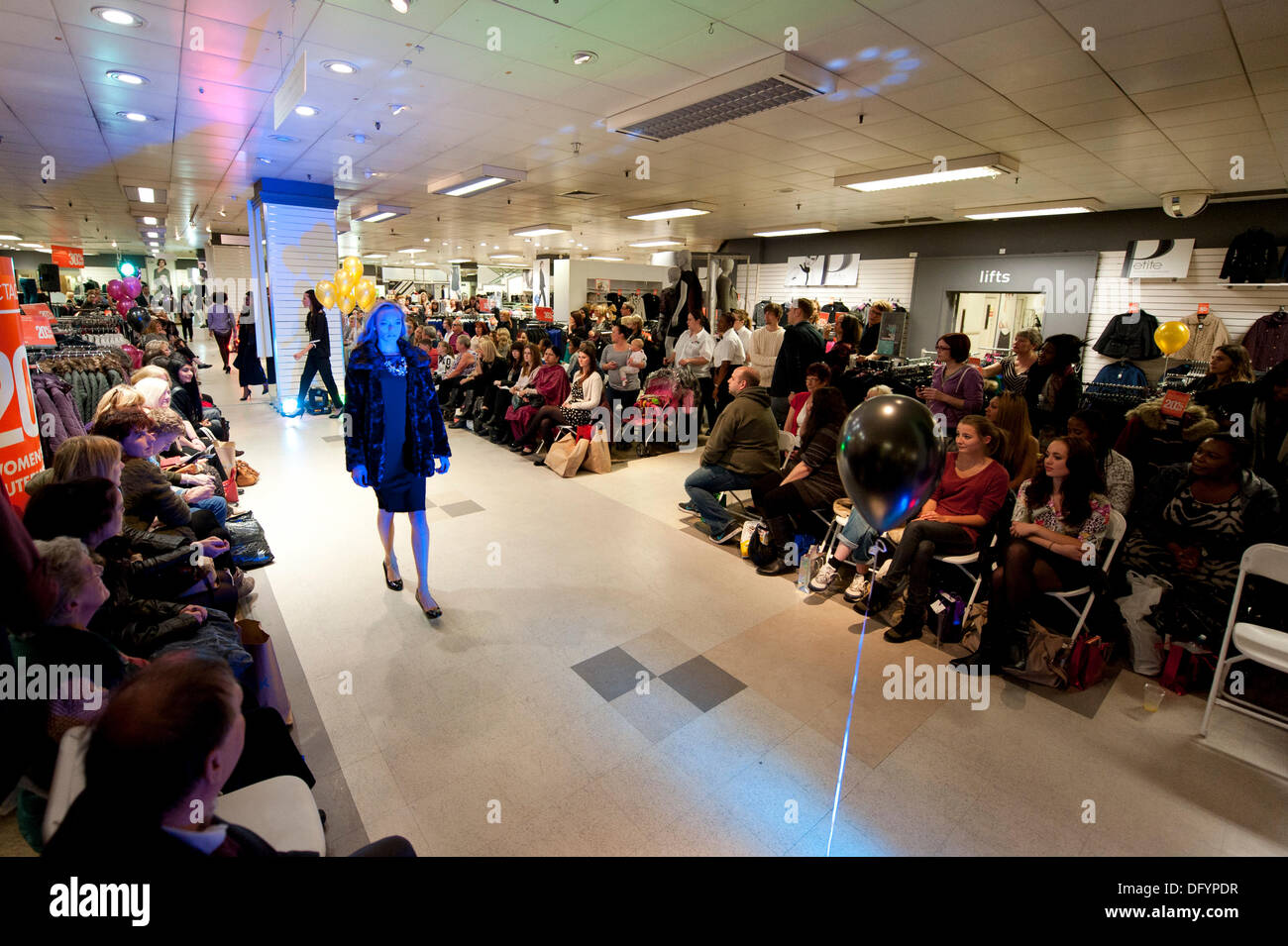 Manchester, UK. 10. Oktober 2013. Eine junge Frau nimmt Teil an einem Laufsteg-Event in der BHS-Filiale im Stadtzentrum von Manchester, als Bestandteil der 2013 Vogue Fashion Night Out. Über 150 Händler statt shopping-Events, Märkte und Musik im Zentrum Stadt. Bildnachweis: Russell Hart/Alamy Live-Nachrichten. Stockfoto