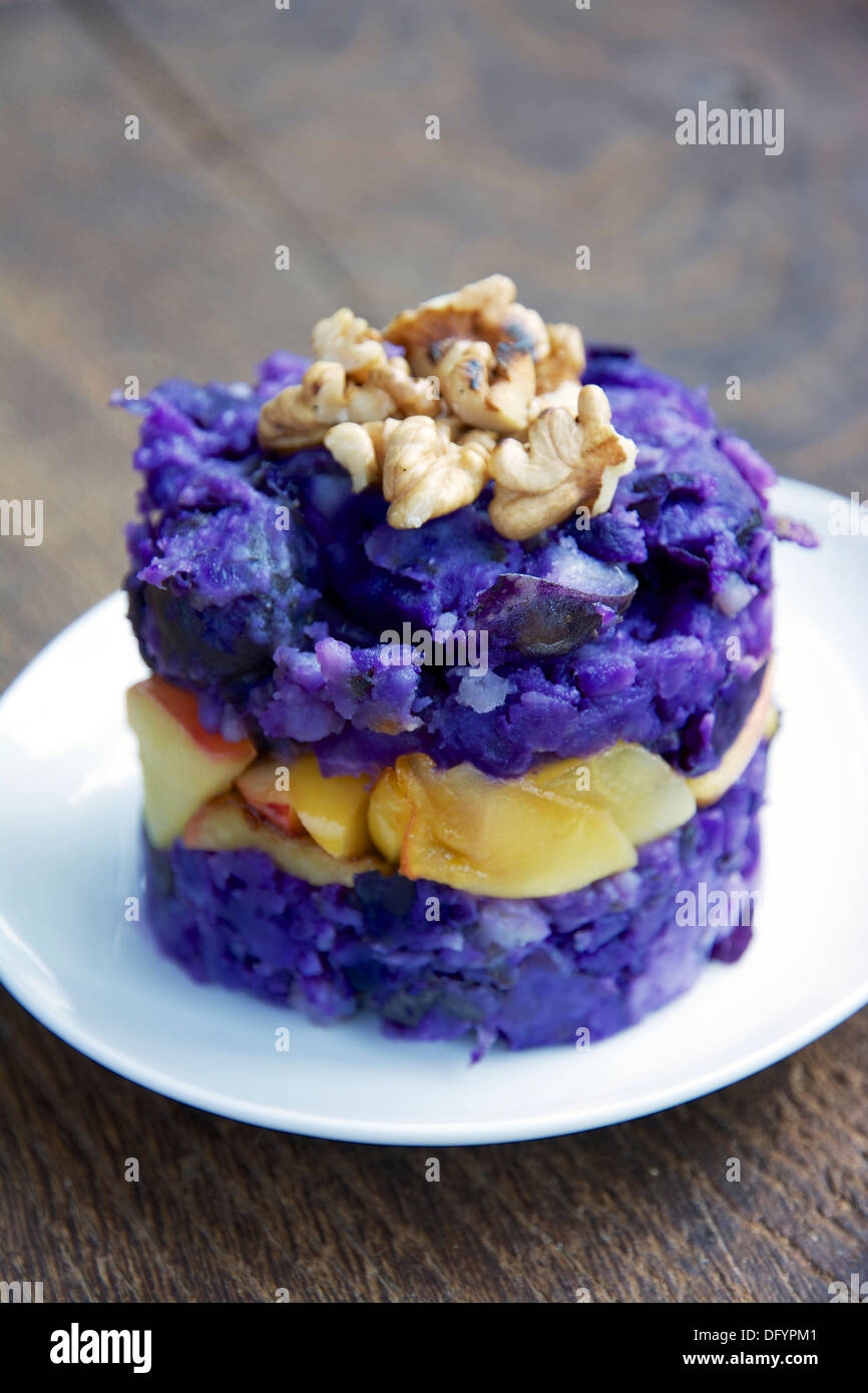 Himmel und Erde mit lila Kartoffeln Stockfoto