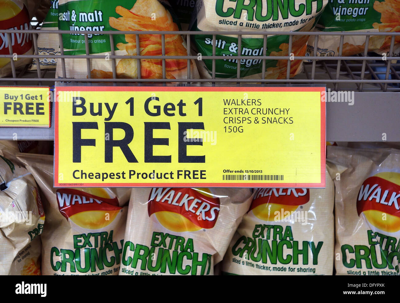 ein Buy 1 get 1 kostenlose Anmeldung in einem Tesco-Supermarkt Stockfoto