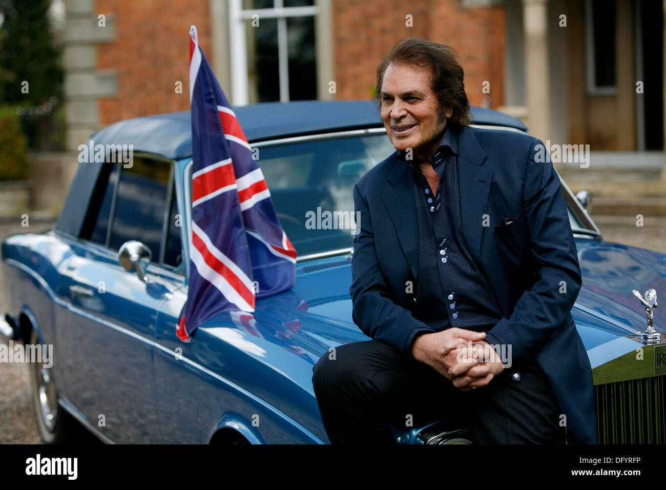 Britische Pop-Sängerin Engelbert Humperdinck posiert für ein Foto neben seinem Auto und ein Union Jack-Flagge bei einem Fototermin Stockfoto