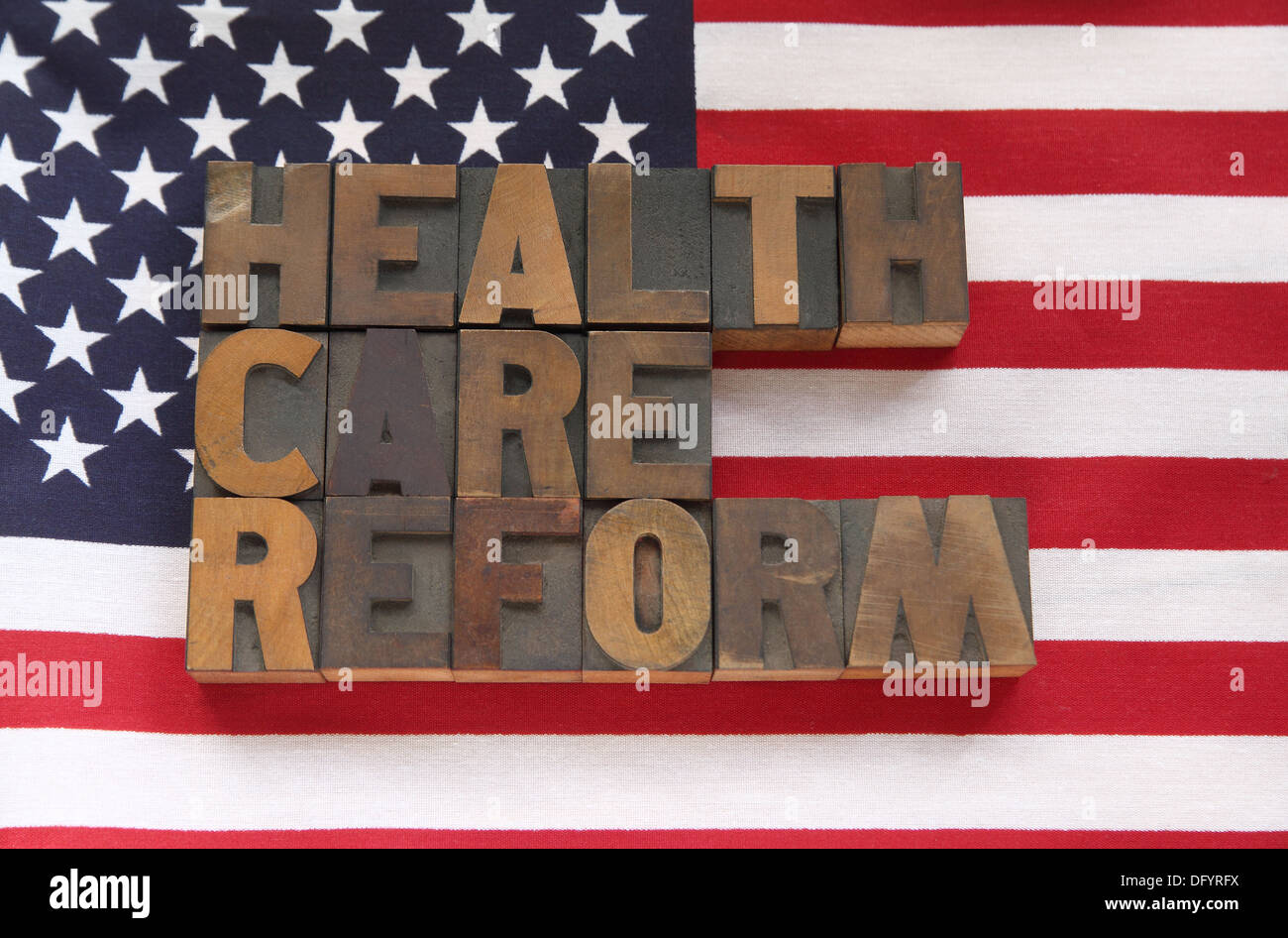 Die Reform des Gesundheitswesens Worte auf eine USA-Flagge Stockfoto