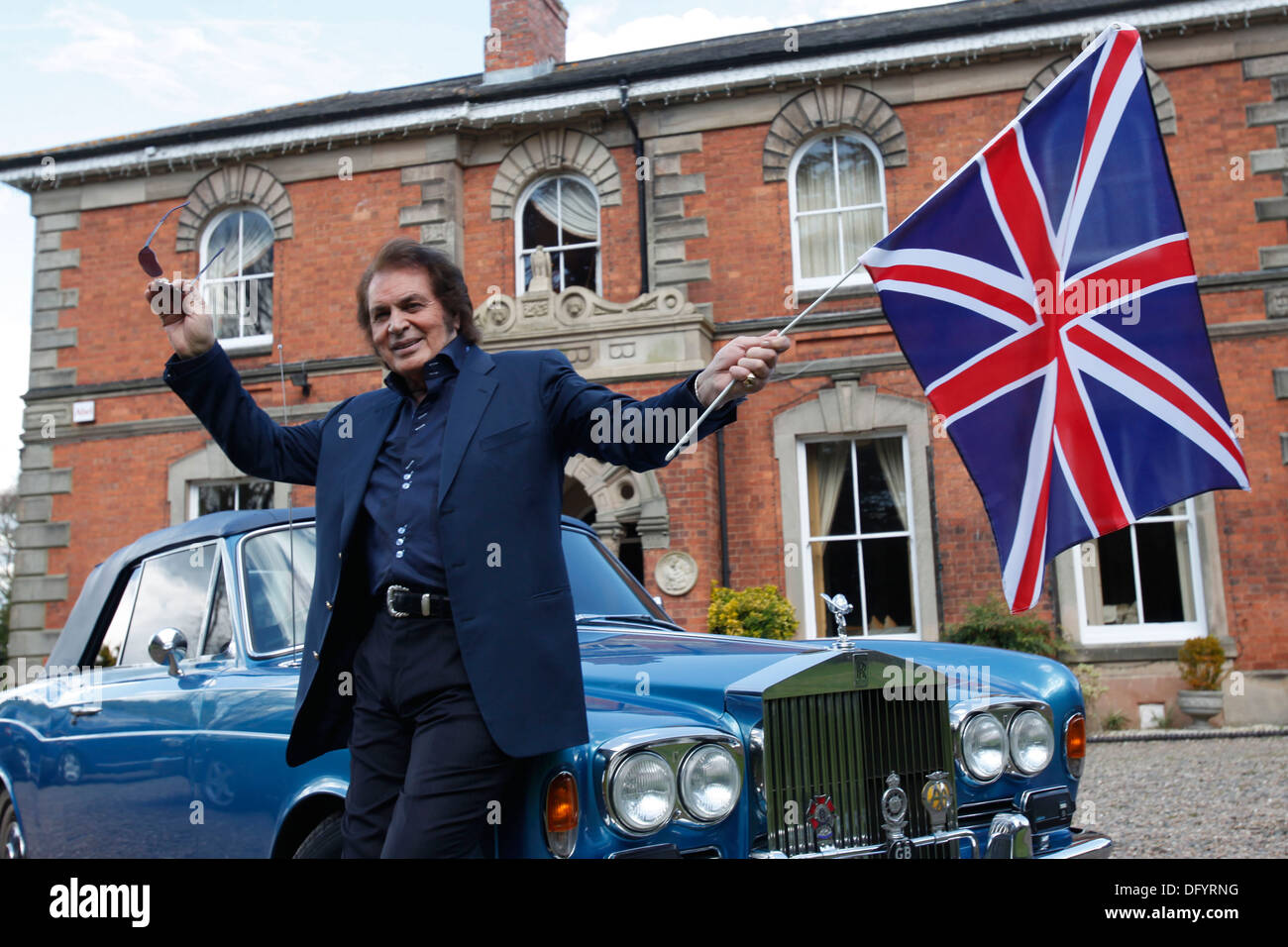 Britische Pop-Sängerin Engelbert Humperdinck posiert für ein Foto neben seinem Auto und ein Union Jack-Flagge bei einem Fototermin Stockfoto