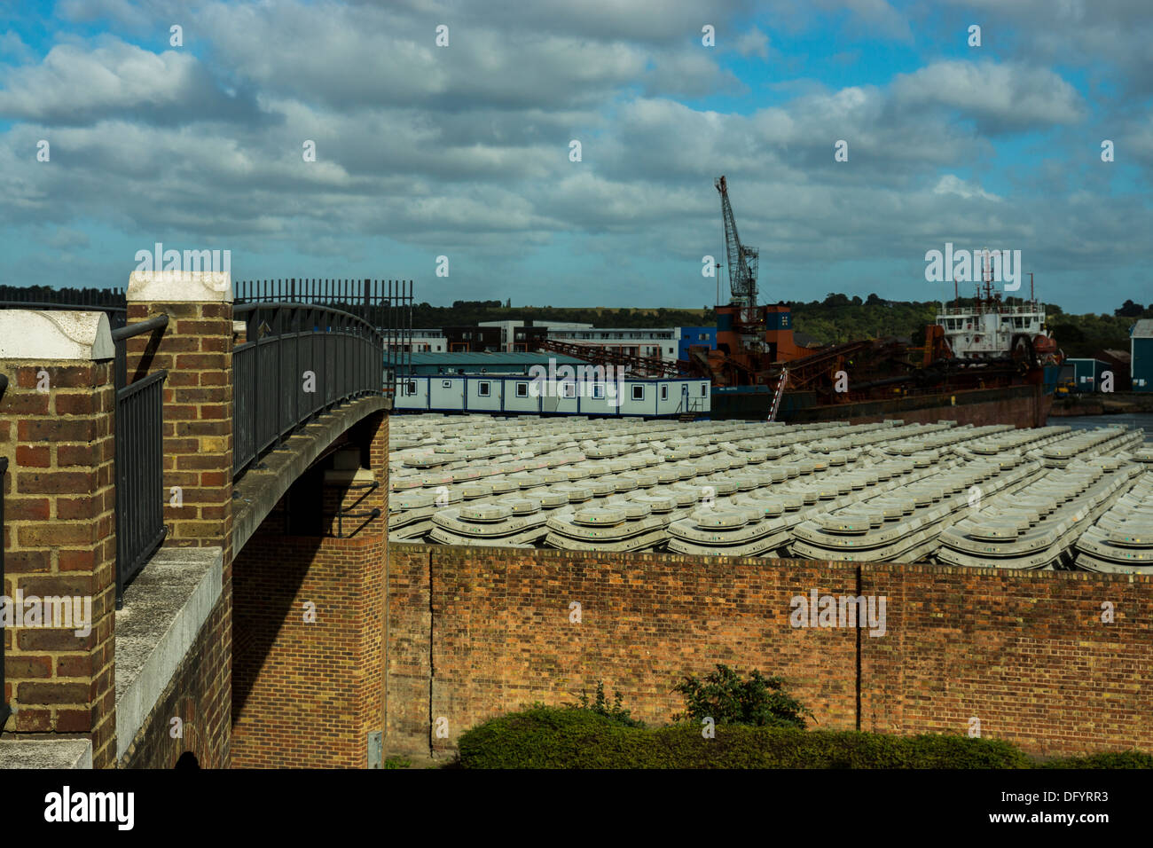 Betonplatten Kran Cargo Schiff angedockt Brücke Wand Stockfoto