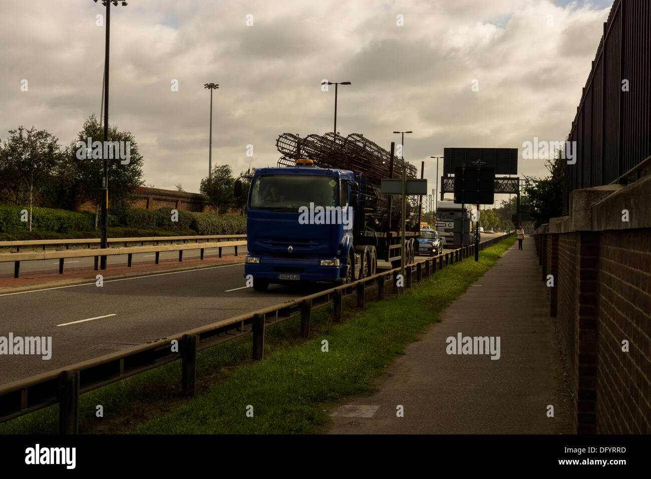 LKW-treibende Wurzel Bar Metall Autobahn Herbsttag Stockfoto
