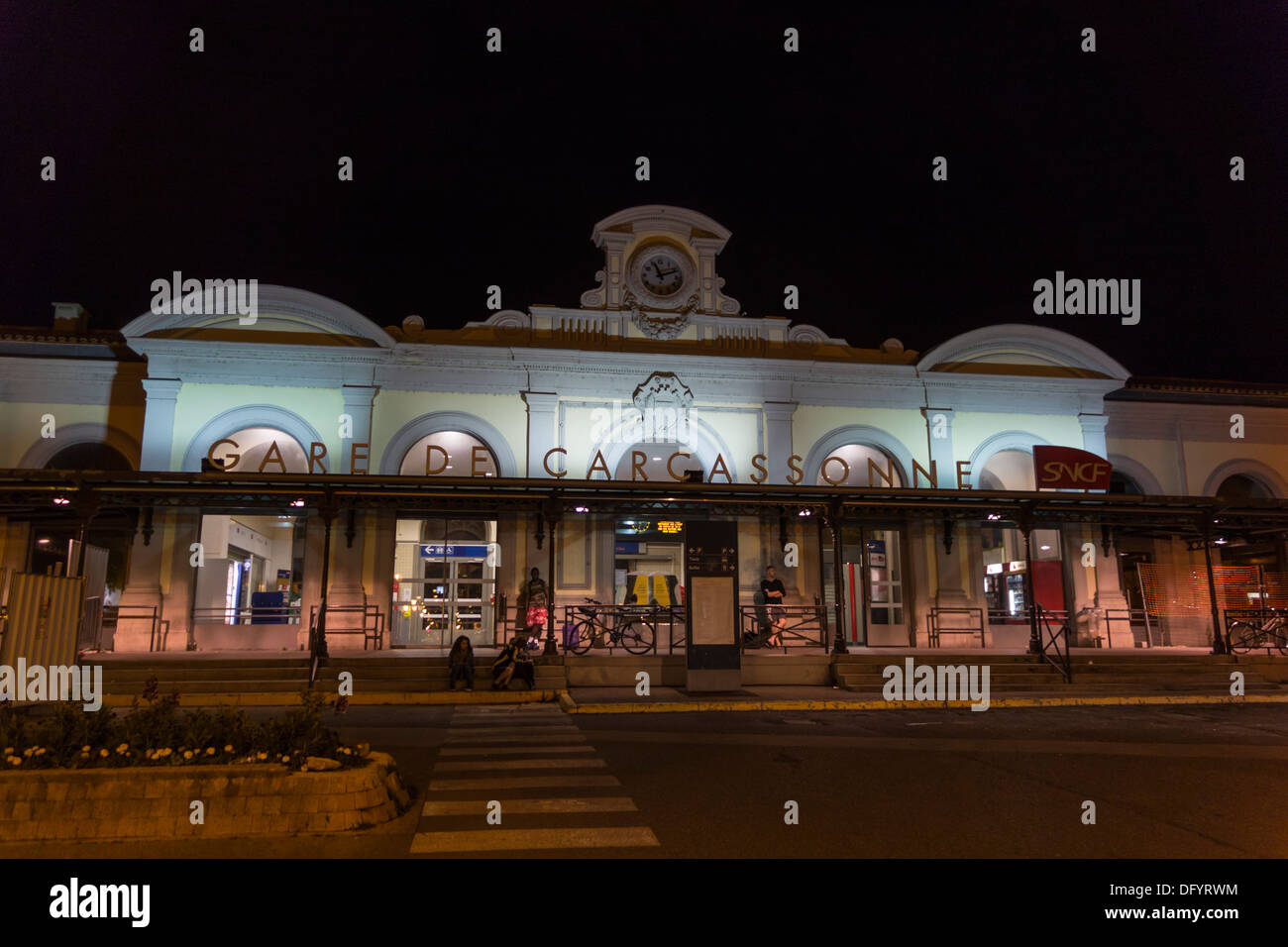 Frankreich, Carcassonne, Aude - Viertel von Saint-Louis. Bahnhof in der Nacht. Stockfoto