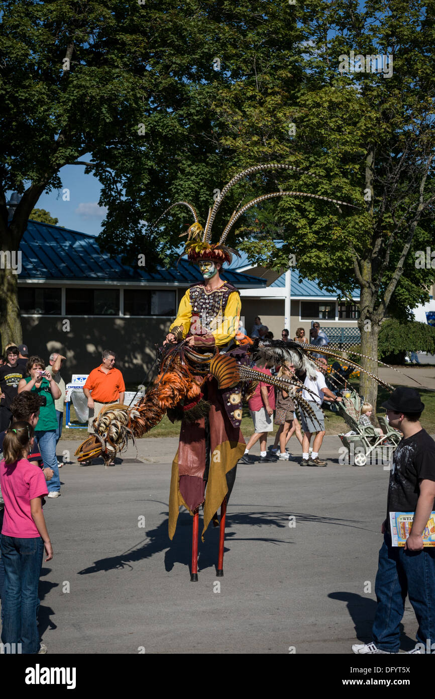 Fantasy-Kreatur auf Stelzen, auf halbem Weg am großen New York State Fair, Syrakus. Stockfoto