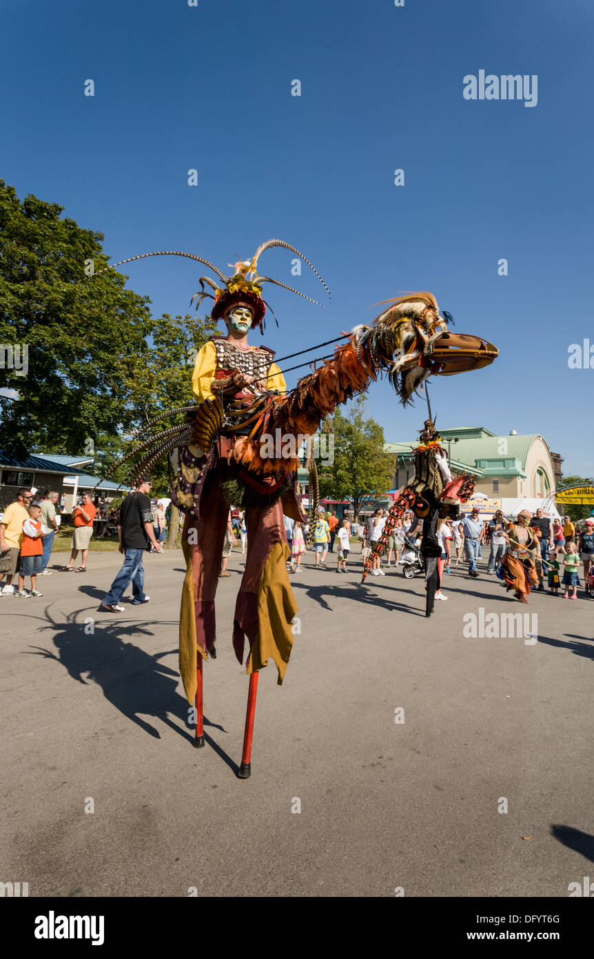 Fantasy-Kreatur auf Stelzen, auf halbem Weg am großen New York State Fair, Syrakus. Stockfoto