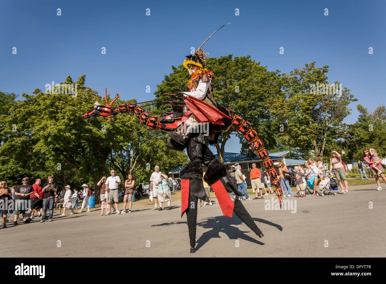 Fantasy-Kreatur auf Stelzen, auf halbem Weg am großen New York State Fair, Syrakus. Stockfoto